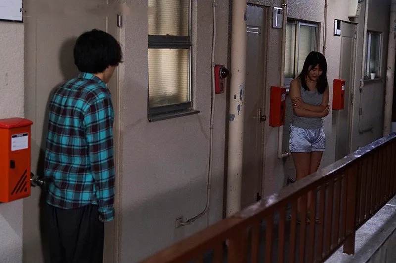 Bí mật vụng trộm với cô gái nhà kế bên cãi nhau bị người chồng đuổi ra cửa