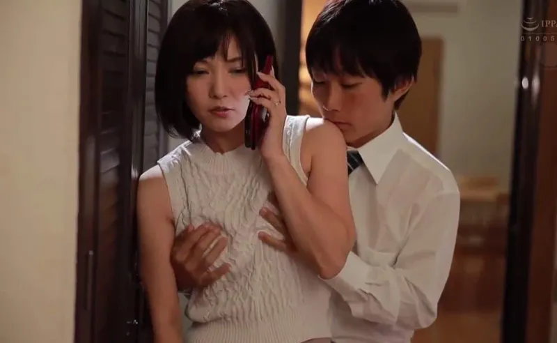 ông xã đi đánh golf, vợ ở nhà dẫn trai trẻ về trả bài cho sướng