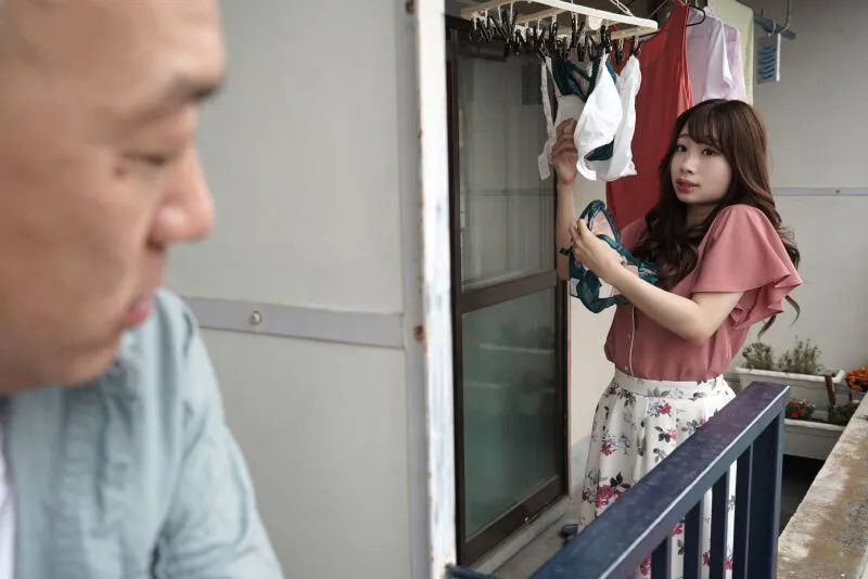 Gã hàng xóm chuyên soi mói và cặp cô vợ chồng thường xuyên rên la quá to