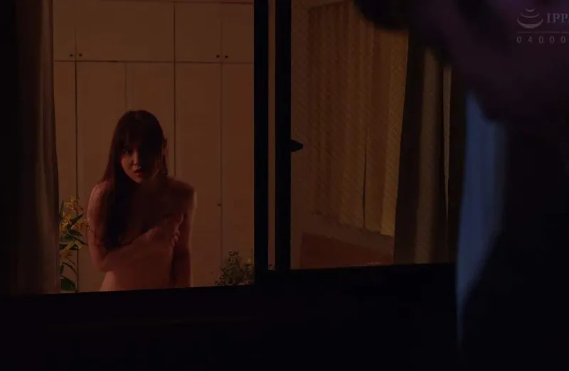 Em hotgirl cạnh nhà người chồng gã chồng gần nhà thường xuyên thay đồ ở ngay cửa sổ