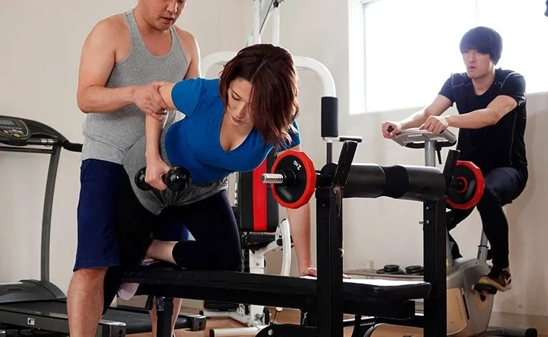 ông chồng phát hiện cô vợ ngoại tình với huấn luyện viên thể hình