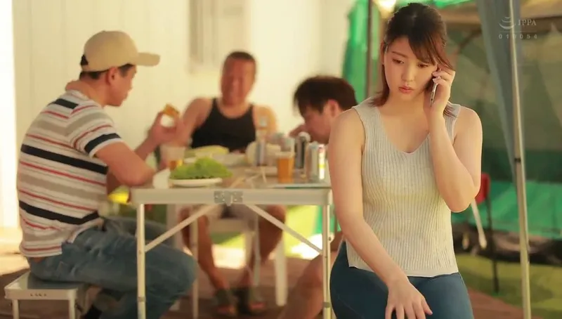 Chồng khờ để cô vợ tham gia sự kiện cắm trại với mấy gã gần nhà và cái kết