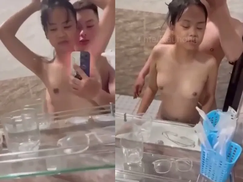 Nhỏ nhắn em cùng người yêu xoạc trước gương quay kỉ niệm